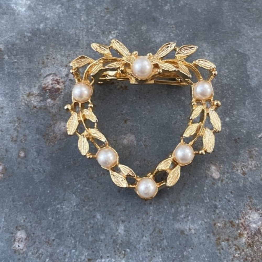 Vintage gold tone Heart Wreath Brooch w/ faux pearls